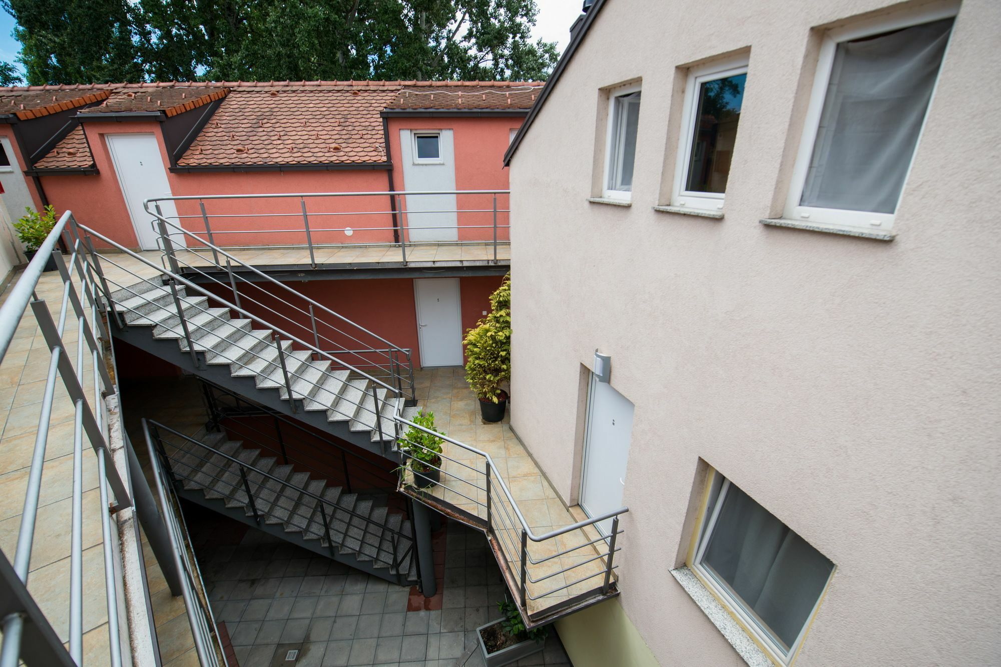 Apartemen 1000 m² dengan 21 kamar tidur dan 21 kamar mandi pribadi di Tresnjevka Zagreb Bagian luar foto