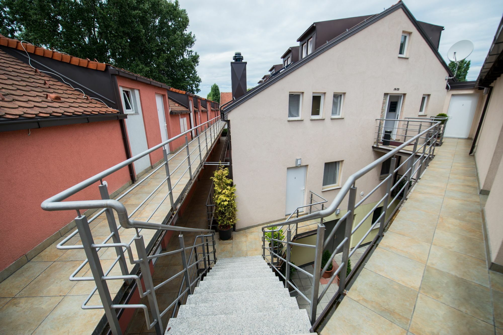 Apartemen 1000 m² dengan 21 kamar tidur dan 21 kamar mandi pribadi di Tresnjevka Zagreb Bagian luar foto